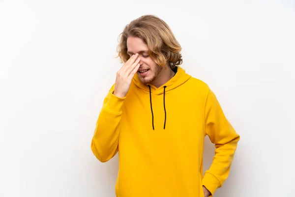 Homem Loiro Com Camisola Sobre Parede Branca Sorrindo Muito — Fotografia de Stock