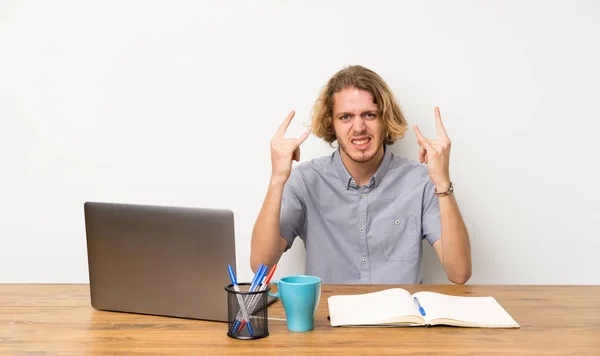 Blond Man Med Bärbar Dator Gör Rock Gest — Stockfoto