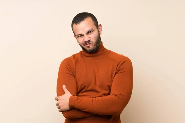 タートルネックセーターを持つコロンビア人の男性は動揺感 — ストック写真