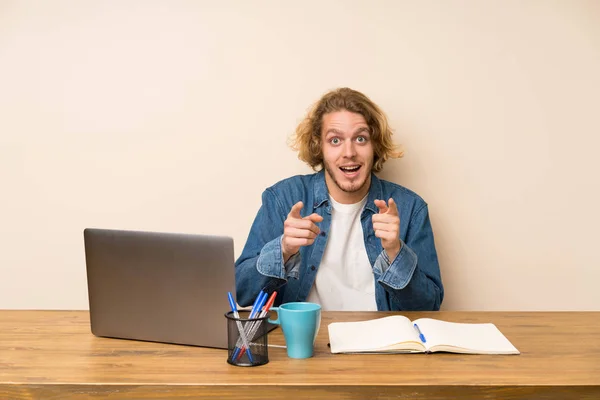 Uomo Biondo Con Computer Portatile Punta Dito Contro — Foto Stock