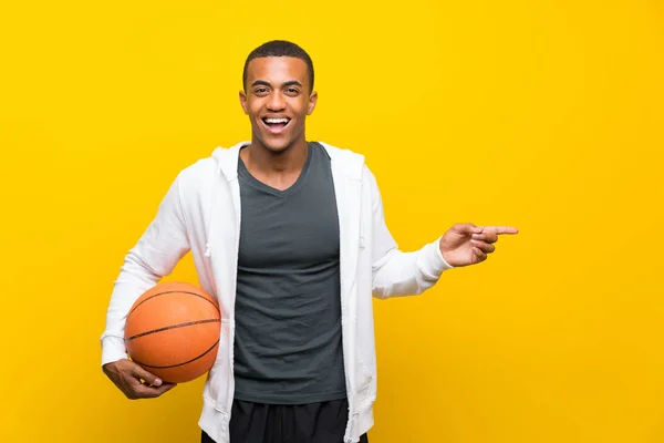 Afro Americano Jogador Basquete Homem Surpreso Apontando Dedo Para Lado — Fotografia de Stock