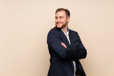 Kolları çapraz ve mutlu izole arka plan üzerinde Blonde adam