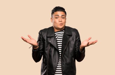 Izole arka plan üzerinde el kaldırırken şüpheleri olan genç adam