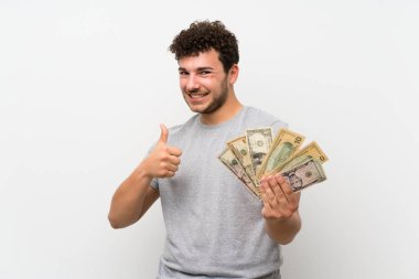 İzole duvar üzerinde kıvırcık saçlı adam çok para alıyor