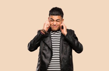 Genç adam hayal kırıklığına ve izole arka plan üzerinde kulakları kapsayan