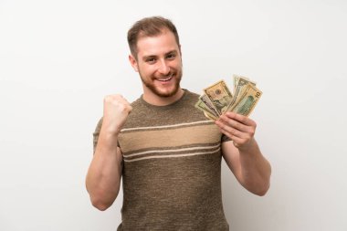 İzole beyaz duvar üzerinde yakışıklı adam çok para alıyor
