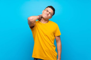 Yaka ile izole mavi arka plan üzerinde sarı gömlekli genç adam