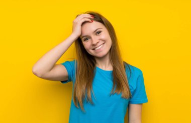 Mavi gömlekli genç kadın gülüyor