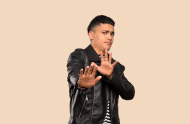 Genç adam sinir izole arka plan üzerinde ön elleri germe