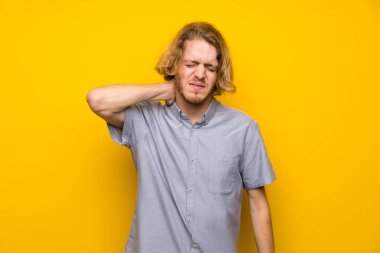 Boyunağrısı ile izole sarı arka plan üzerinde Blonde adam