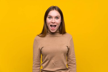 Sürpriz yüz ifadesi ile renkli arka plan üzerinde genç kadın