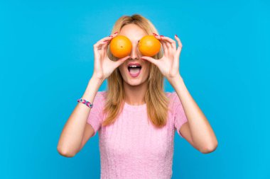 Mutlu genç sarışın kadın tutan meyve