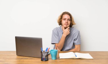 Yan seyir için bir laptop ile sarışın adam