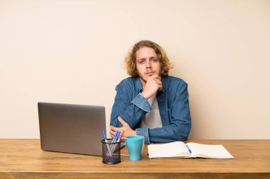 Bir laptop gülüyor ile sarışın adam