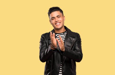 Genç adam izole arka plan üzerinde bir konferansta sunum dan sonra alkışlıyor