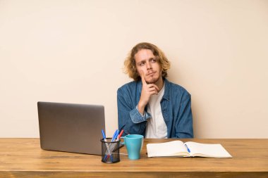 Bir laptop düşünme bir fikir ile sarışın adam