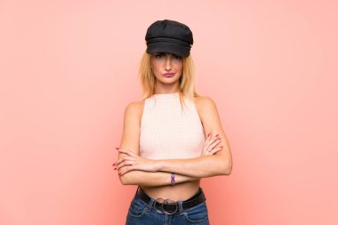 Şapkalı genç sarışın kadın üzgün hissediyor
