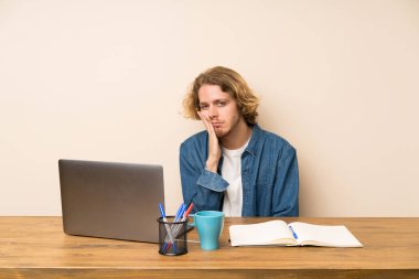 Bir dizüstü bilgisayar mutsuz ve sinirli ile Sarışın adam