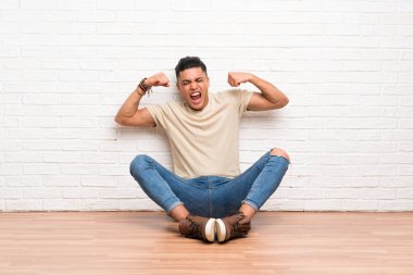 Bir zaferini kutluyor katta oturan genç adam