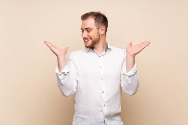 İki eliyle copyspace tutan izole arka plan üzerinde Blonde adam