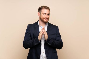 Izole arka plan üzerinde Sarışın adam bir şey entrika