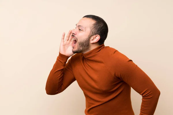 Colombian Man Turtleneck Sweater Shouting Mouth Wide Open Lateral — Stock Photo, Image