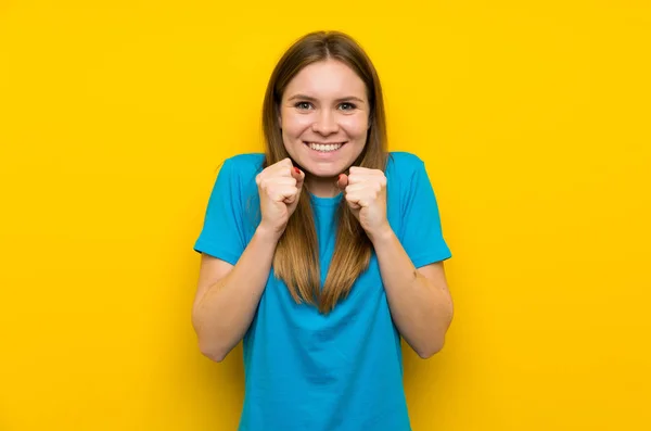 Mladá Žena Modrou Košilí Oslavující Vítězství — Stock fotografie