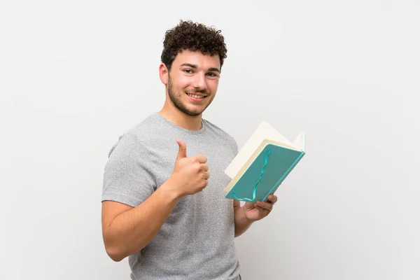 Mann Mit Lockigem Haar Über Isolierter Wand Hält Und Liest — Stockfoto