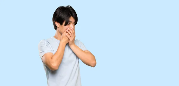 Asiatico Uomo Con Blu Camicia Copertura Bocca Guardando Lato Oltre — Foto Stock