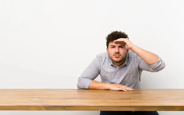 Giovane Con Tavolo Che Guarda Lontano Con Mano Guardare Qualcosa — Foto Stock