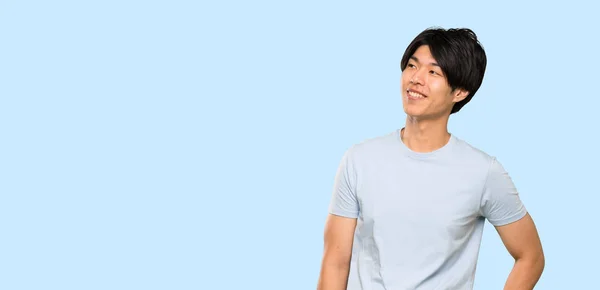 Homem Asiático Com Camisa Azul Feliz Sorrindo Sobre Fundo Azul — Fotografia de Stock