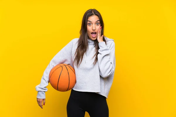 Młoda Kobieta Gra Koszykówkę Białym Tle Żółte Zaskoczeniem Wstrząśnięty Wyraz — Zdjęcie stockowe