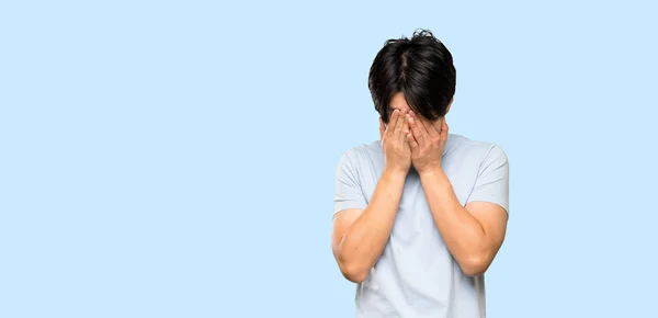 Asiatischer Mann Mit Blauem Hemd Mit Müdem Und Krankem Gesichtsausdruck — Stockfoto