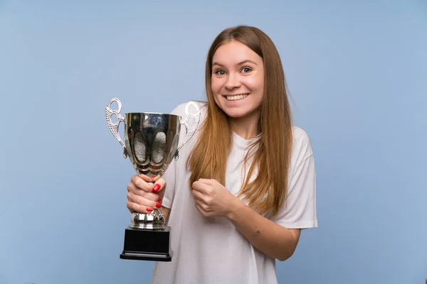 Jonge Vrouw Blauwe Muur Houdt Een Trofee — Stockfoto