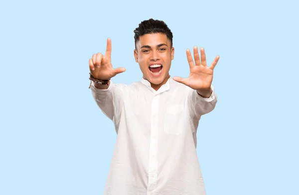 Junger Mann Zählt Sieben Mit Fingern Auf Buntem Hintergrund — Stockfoto