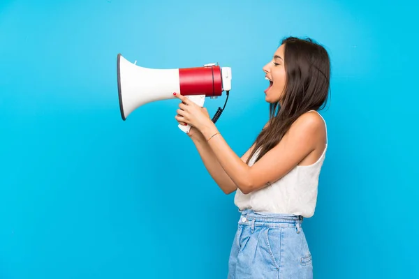 Jonge Vrouw Geïsoleerde Blauwe Achtergrond Schreeuwen Door Een Megafone — Stockfoto