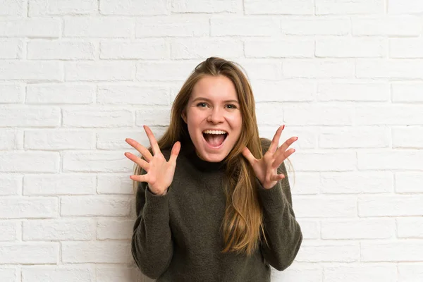 Jovem Mulher Sobre Parede Tijolo Branco Infeliz Frustrado Com Algo — Fotografia de Stock