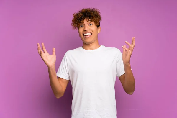 Jovem Homem Afro Americano Sobre Parede Roxa Isolada Sorrindo Muito — Fotografia de Stock