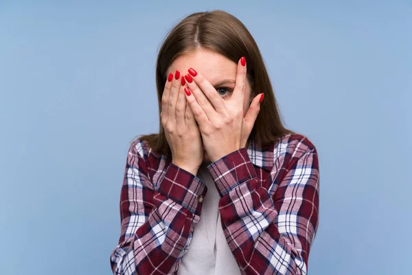 Young Woman Blue Wall Covering Eyes Looking Fingers — Stock Photo, Image