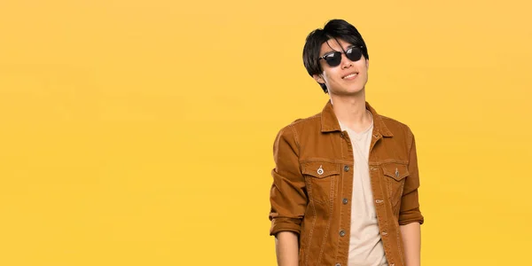 Hombre Asiático Con Chaqueta Marrón Con Gafas Feliz Sobre Fondo —  Fotos de Stock