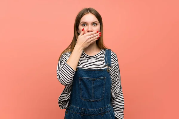 Junge Frau Mit Overalls Über Rosa Wand Die Mund Mit — Stockfoto