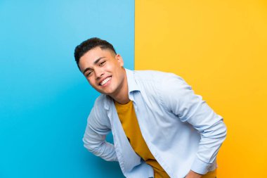 Izole renkli arka plan üzerinde genç adam