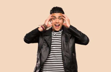 Izole arka plan üzerinde sürpriz ifade ile genç adam