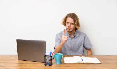 Bir dizüstü bilgisayar ile Sarışın adam sinirli ve ön işaret