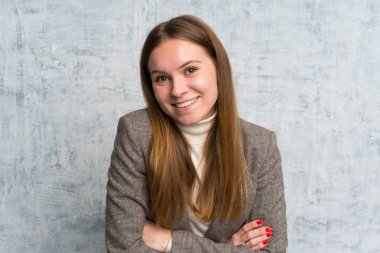 Genç kadın grunge duvar üzerinde gülüyor