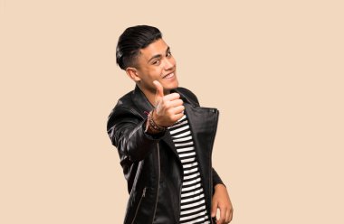 Izole arka plan üzerinde iyi bir şey oldu çünkü başparmak ile genç adam