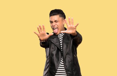 İzole arka plan üzerinde parmakları ile on sayma genç adam