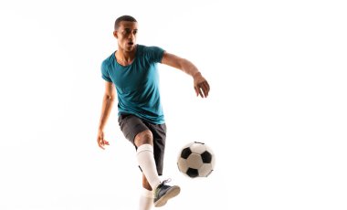Izole beyaz arka plan üzerinde Afro Amerikan futbolcu adam