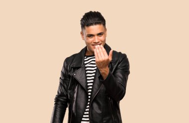 Genç adam el ele gelmeye davet ediyor. İzole arka plan üzerinden geldiğiniz için mutlu