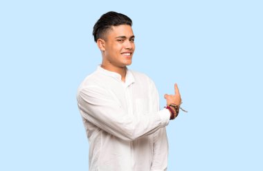 Genç adam renkli arka plan geri işaret